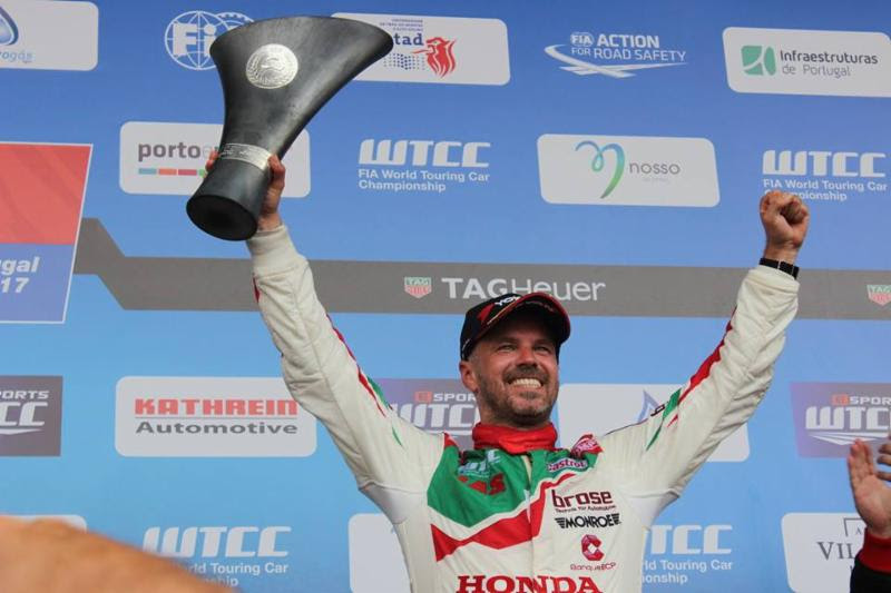 Double podium for Tiago Monteiro in Vila Real Portuguese driver takes back the lead in the FIA WTCC world championship