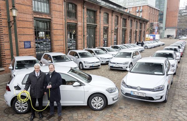 Volkswagen Konzern engagiert sich für Einsatz von Elektro-Autos: 50 e-Golf1 in Hamburg übergeben