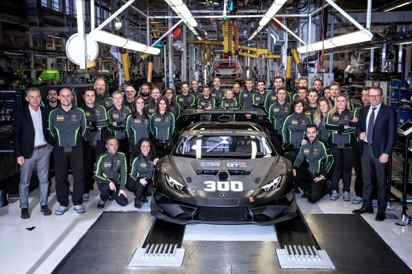 On March 15, in the Huracán assembly line in Sant’Agata Bolognese, the racing car number 300 was produced.