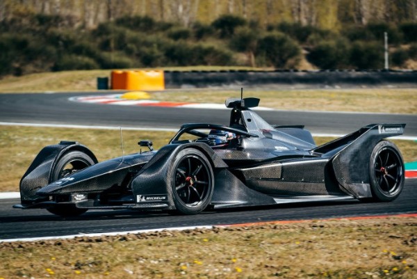 SUCCESSFUL TRACK DEBUT FOR THE NEW MERCEDES-BENZ EQ SILVER ARROW 01