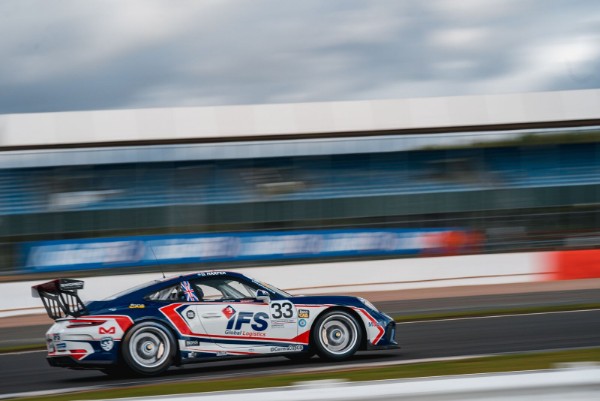 HARPER CLOSES IN ON PORSCHE CARRERA CUP GB TITLE WITH POLE AT SILVERSTONE