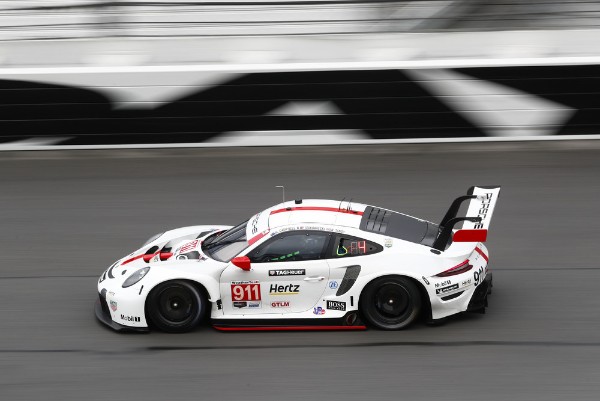 THE NEW PORSCHE 911 RSR LOCKS OUT THE FRONT GRID ROW AT US DEBUT