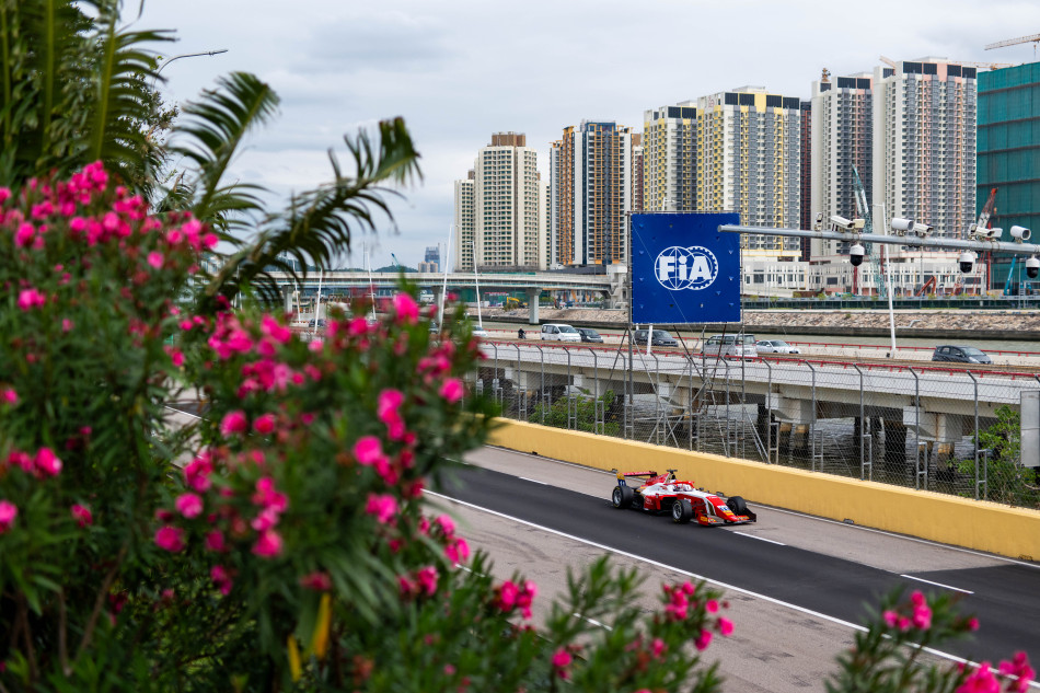 Slater takes provisional FIA FR World Cup pole as F4 drivers make Macau history_69169664ee223.jpeg