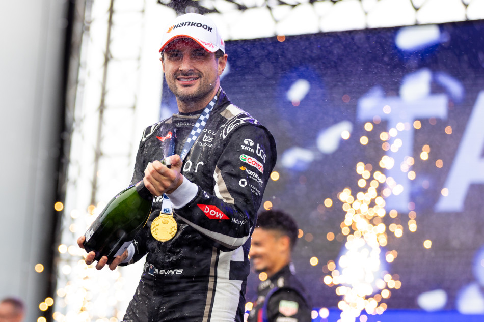 Stunning Evans switchback move secures Miami E-Prix victory_69800dc04b0e5.jpeg