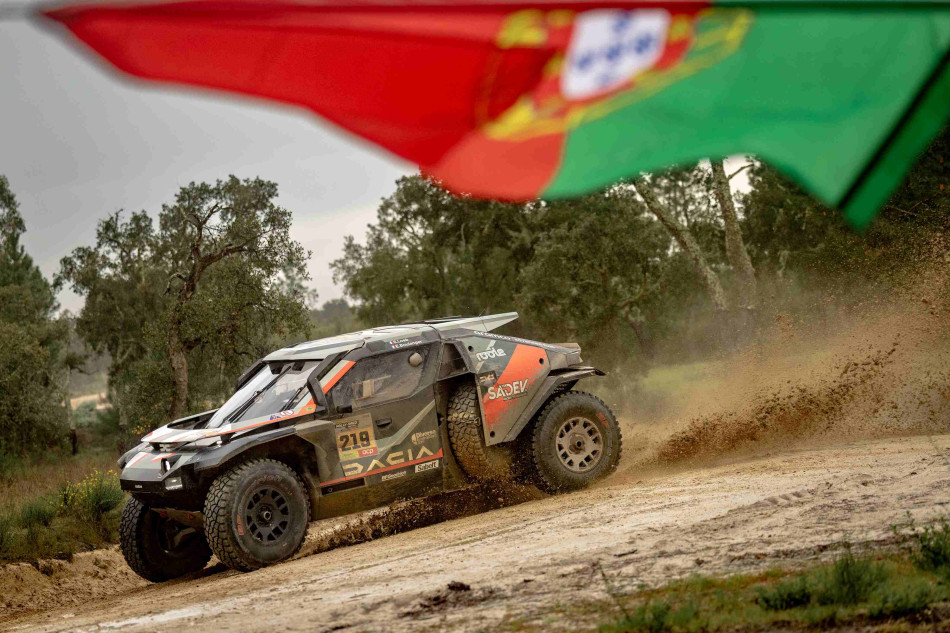 Dacia’s Loeb and Boulanger take W2RC lead with victory in BP Ultimate Rally-Raid Portugal_69c1f8b896473.jpeg