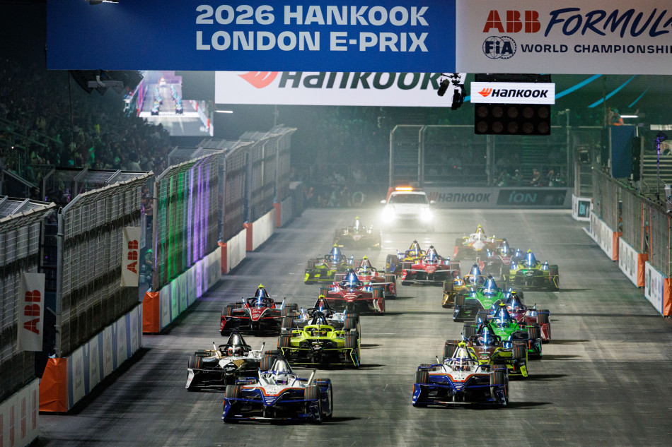 ADVANTAGE WEHRLEIN AS PORSCHE DRIVER WINS PENULTIMATE RACE OF THE SEASON LONDON_6a8273b90740a.jpeg